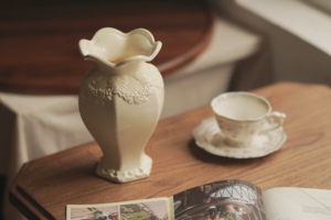 法式轻奢优雅陶瓷象牙浮雕六角花瓶家居水培插鲜花器花大容量摆件