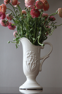 胖兔美家精致铃兰花浮雕陶瓷复古风投手花瓶桌面花器水培花瓶