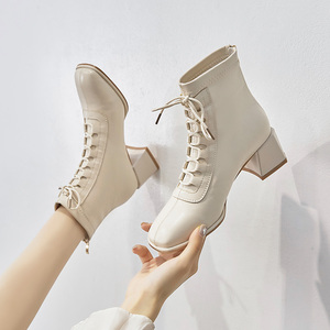 香港白色马丁靴女2024新款春秋法式短靴系带真皮靴子粗跟单靴裸靴