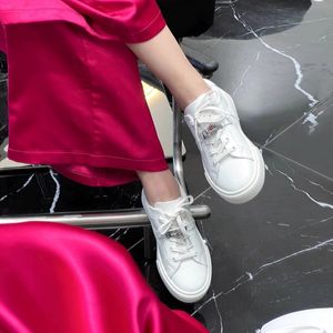 香港2024春夏新款小白鞋女真皮金属锁扣平底系带运动舒适休闲板鞋