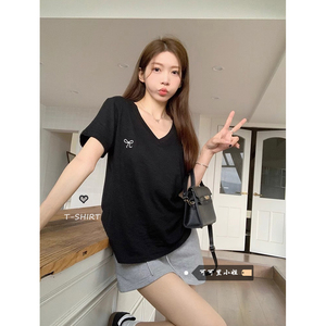 韩系黑色V领短袖T恤女装夏季设计感蝴蝶结刺绣宽松竹节棉正肩上衣