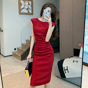 红色连衣裙女夏季显瘦收腰高级感礼服裙设计感褶皱开叉包臀中长裙