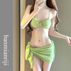 新款绿色显白性感比基尼泳衣女分体小胸聚拢三件套温泉度假游泳装