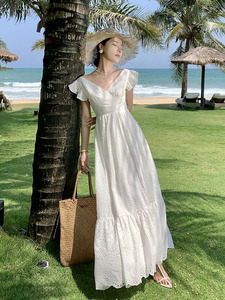 三亚海边度假超仙沙滩长裙高级感白色镂空绣花高腰显瘦露背连衣裙