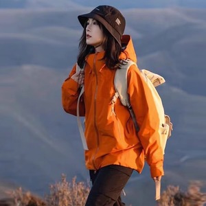 昆白橙色冲锋衣外套女秋冬新款美式小众设计感户外加厚棉衣登山服