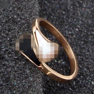 钛钢交叉扇形黑白彩贝戒指 女 韩国18K玫瑰金饰品不掉色 生日礼物
