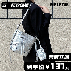 梦拉蒂克/MELEDIK 朋克辣妹风水桶包y2k铆钉高级感时尚单肩斜跨包