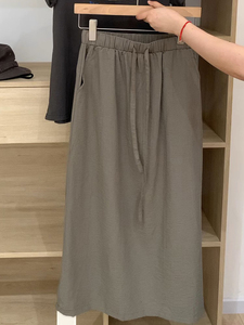 日系慵懒天丝灰绿色半身裙2024新款女夏款松紧设计感中长直筒裙子