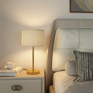 台灯卧室床头灯轻奢高级感简约现代高端大气时尚美式复古装饰台灯