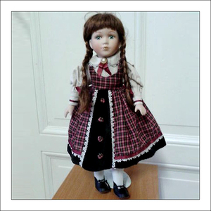 德国传统手工陶瓷洋娃娃 黑红格民族裙 40cm