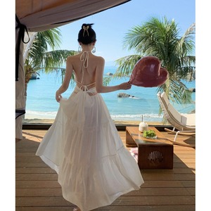 三亚沙滩裙女露背度假长裙夏季海边拍照衣服超仙白色大裙摆连衣裙