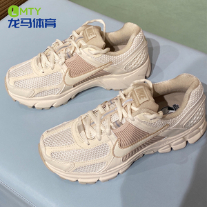 Nike耐克女鞋Zoom Vomero5焦糖奶茶复古老爹鞋跑步鞋FQ6868-111