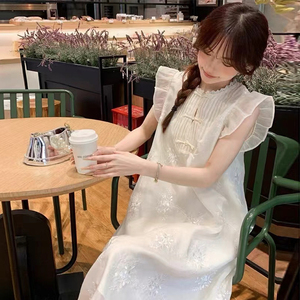 新中式国风白色小飞袖刺绣连衣裙子女夏季2024新款超好看气质长裙