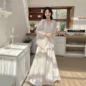 米白色国风时尚套装女夏2024新款新中式刺绣盘扣上衣半身裙两件套