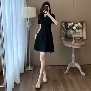 黑色休闲连衣裙女夏季2024新款收腰显瘦气质高级感赫本风拉链裙子