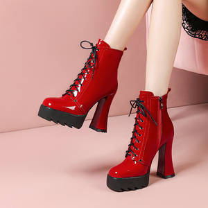 红色短靴女2024秋季新款粗跟防水台漆皮洋气马丁靴方头靴子高跟鞋