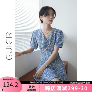 「GUIER」蓝色v领碎花连衣裙2024新款夏季绑带收腰显瘦清新裙子女