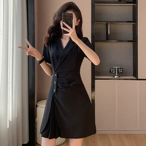 黑色西装连衣裙女2024新款夏季褶皱设计感裙子职业休闲短袖连身裙