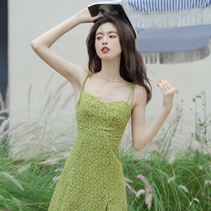 新款女装显白绿色小碎花吊带连衣裙女夏季显瘦气质纯欲度假a字裙