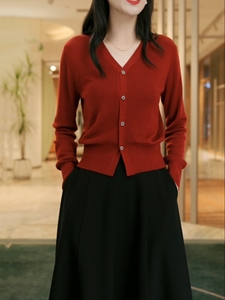 三桔2024秋冬季红色V领长袖针织衫女士开衫黑色A字半身裙大码套装