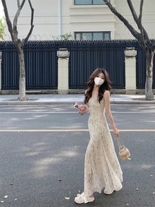 kumikumi设计感碎花吊带连衣裙女装早春法式气质A字裙大摆裙长裙