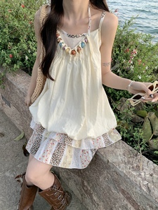 kumikumi设计感碎花拼接吊带连衣裙女夏季新款宽松气质花苞裙短裙