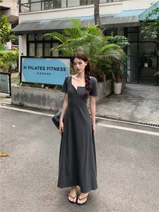 kumikumi气质深灰色短袖连衣裙女夏季新款设计感修身A字裙包臀裙
