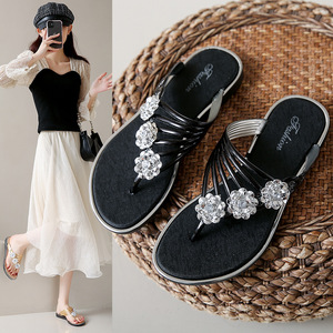 人字拖女士外穿拖鞋夏季平底三朵花带钻银色夹板鞋沙滩凉鞋女