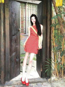 韩系甜美温柔红格子圆领背心短裙女2024年夏季新款高腰无袖连衣裙