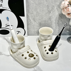 创意陶瓷牙刷收纳架放置电动刷牙托浴室牙具情侣底座洞洞鞋漱口杯