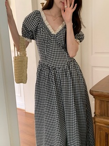 复古黑白格子花边V领连衣裙女夏季2023新款法式设计感显瘦长裙子