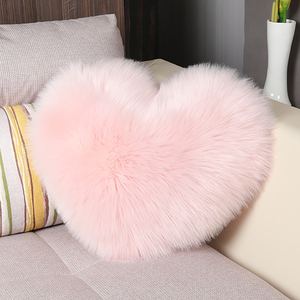 毛绒爱心抱枕心形沙发靠枕靠背毛毛可爱少女网红粉色红色心型靠垫