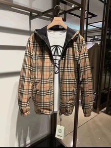 现货Burberry/巴宝莉 经典格纹双面穿男士夹克拉链连帽外套冲锋衣