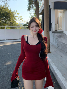 红色u领T恤连衣裙女春季纯欲喇叭长袖裙子收腰紧身显身材包臀短裙