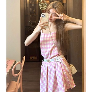 粉色格子连衣裙女2024年夏季新款小个子甜美风宽松百褶吊带短款裙
