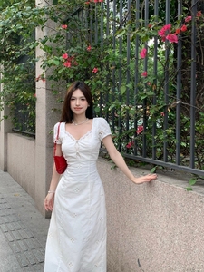 韩版chic法式小众刺绣镂空温柔气质白色连衣裙纯欲风V领收腰短裙