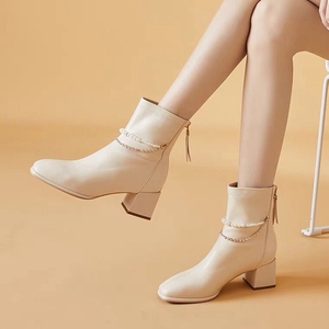 白色粗跟短靴女2023年秋冬新款方头百搭中跟时尚靴子真皮短筒女靴