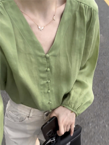 高级感法式小众牛油果绿衬衫女长袖夏季新款设计感洋气v领上衣女