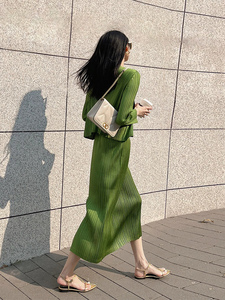 春季高端轻奢通勤设计感绿色三宅褶皱连衣裙子小清新显瘦两件套装