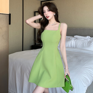 法式绿色吊带裙女夏装高级感赫本风方领连衣裙显瘦蓬蓬A字伞裙子