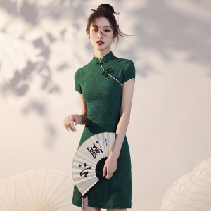 老上海复古改良旗袍女夏季2024新款绿色年轻款修身开叉短款连衣裙