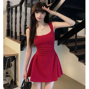红色纯欲辣妹吊带连衣裙女夏季新款法式气质设计感收腰修身短裙子