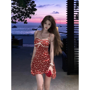 法式纯欲红色碎花吊带连衣裙女夏气质性感辣妹海边度假收腰短裙子