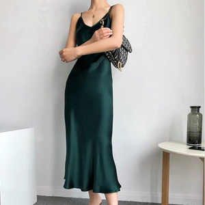 进口三醋酸面料连衣裙高端绿色丝绸缎面法式优雅鱼尾吊带裙女夏季