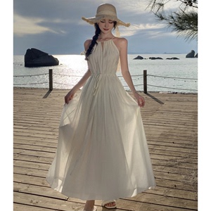 三亚度假风挂脖系带连衣裙女夏季海边拍照衣服超仙绝美白色长裙子