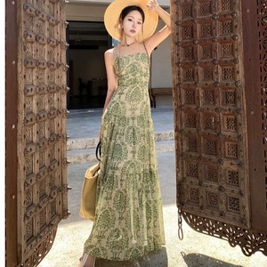 海边度假吊带连衣裙花色波西米亚三亚沙滩裙泰国旅游穿搭露背女装