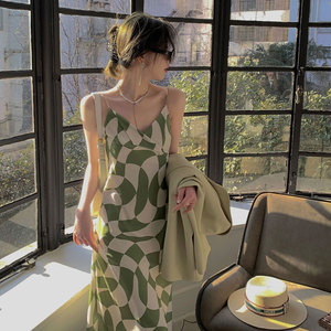 法式不规则设计感v领绿色印花棋盘格吊带连衣裙女夏超仙森系长裙