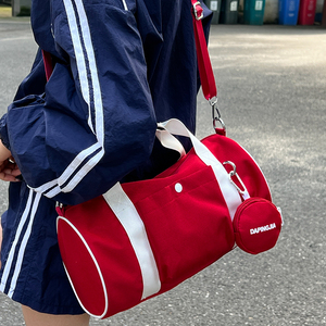 新款红色圆筒包运动健身小挎包休闲斜挎包女通勤百搭单肩包手提包