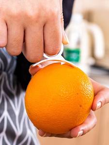 日本剥橙器手指开橙子脐橙削皮器石榴橘子扒果皮刀多功能去皮神器