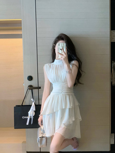 氛围高级感无袖连衣裙女夏季清纯甜美褶皱小白裙显瘦收腰蛋糕短裙